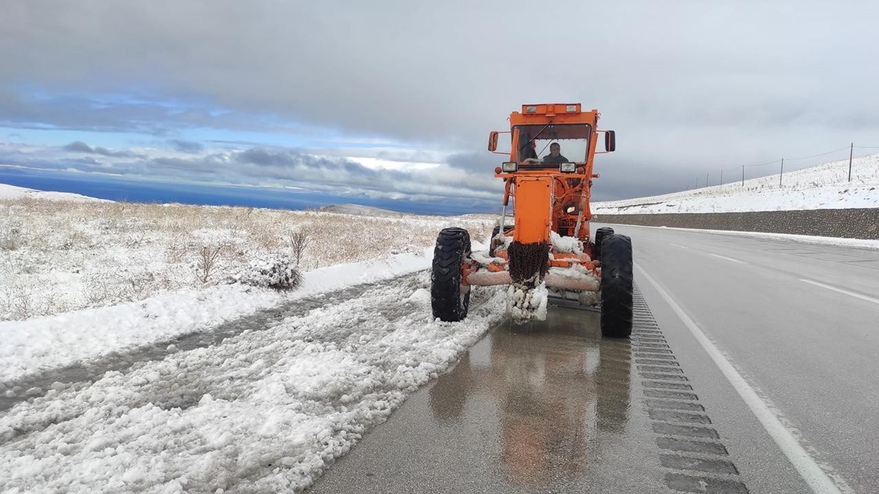 Yoğun kar nedeniyle 142 yol ulaşıma kapandı