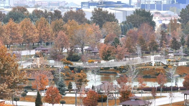 Karatay’ın parklarında sonbahar tüm renkleriyle yaşanıyor