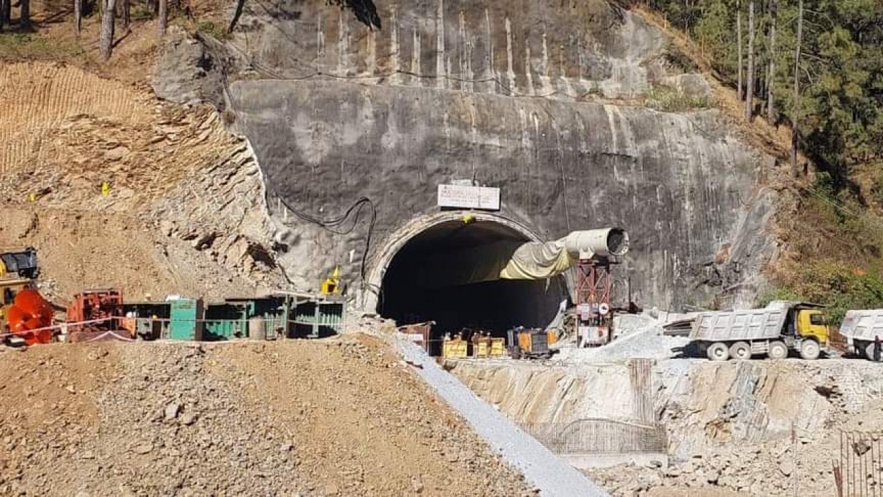 Çöken tünelde mahsur kalan işçilerin kurtarılma çalışmalarına ara verildi