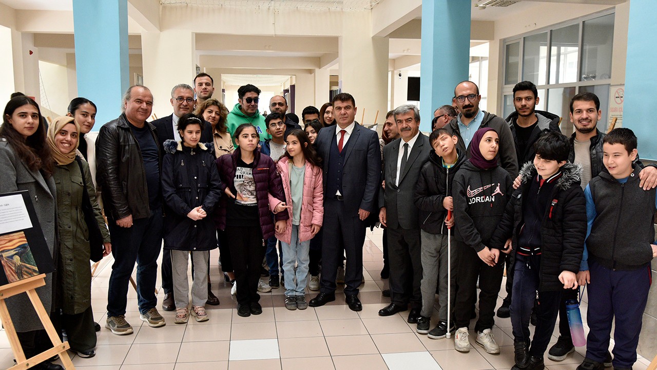 Necmettin Erbakan Üniversitesinde görme engelli öğrenciler için dokunsal sanat sergisi