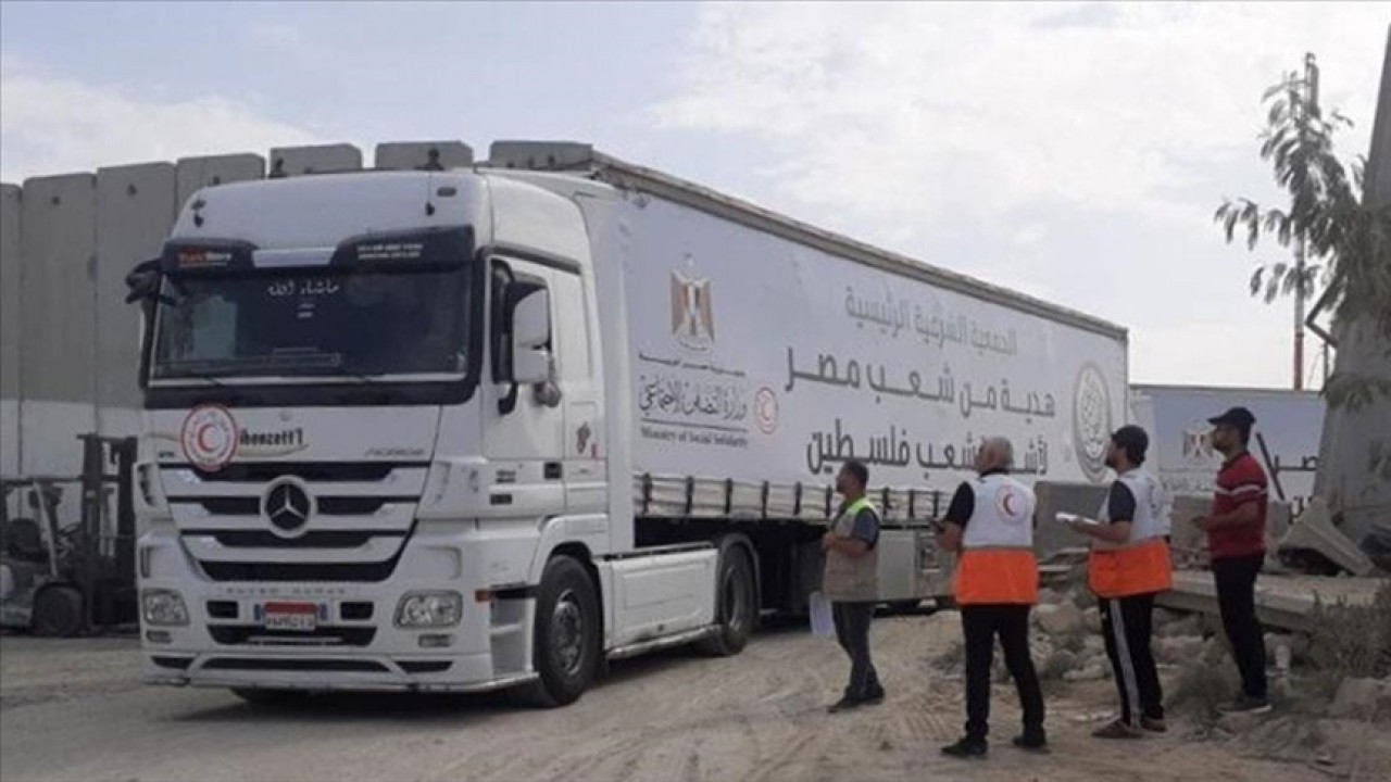 Filistin Kızılayı, Gazze’ye 61 tırlık en büyük insani yardım konvoyunu gönderdi