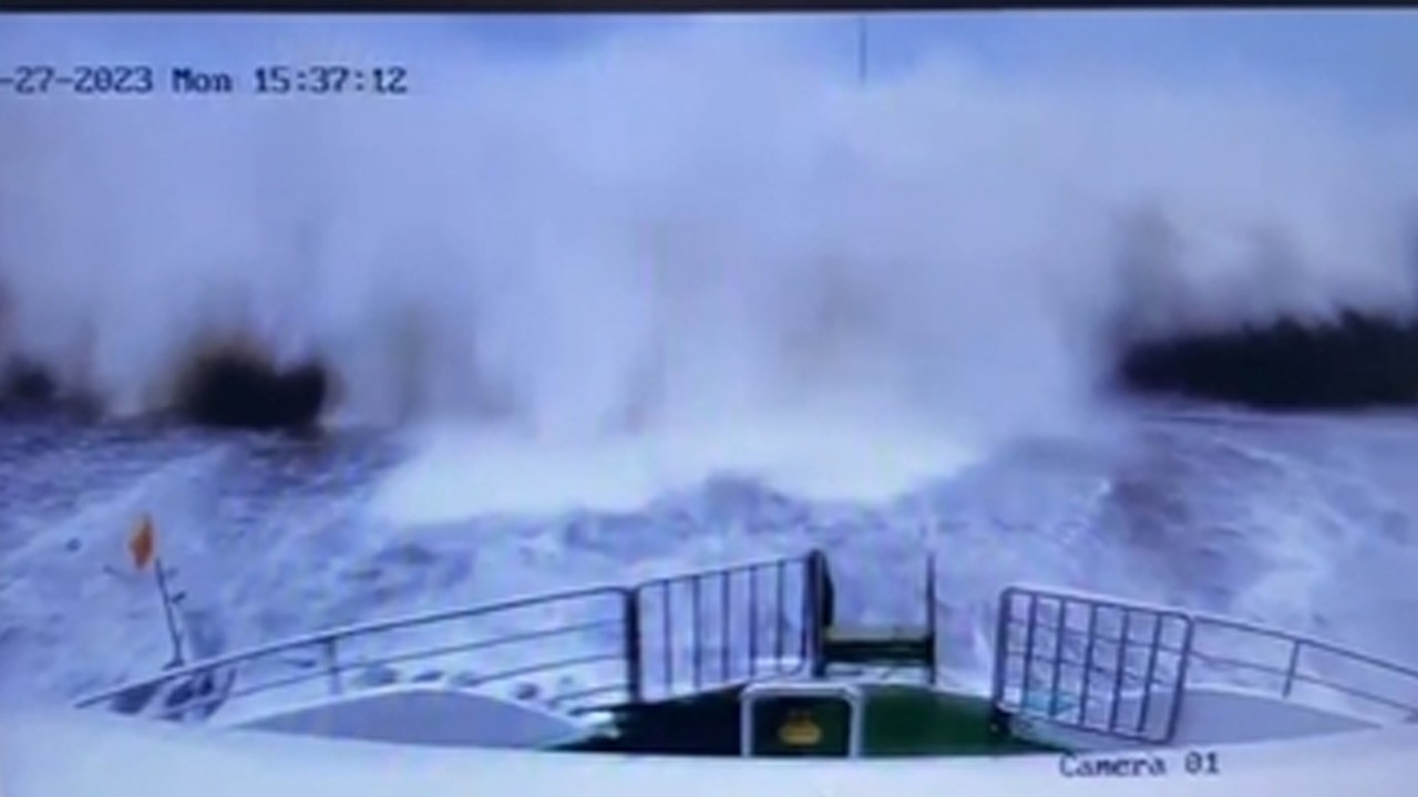Fırtınada otomobil ve vatandaşların dalgalardan kurtulması kameraya yansıdı