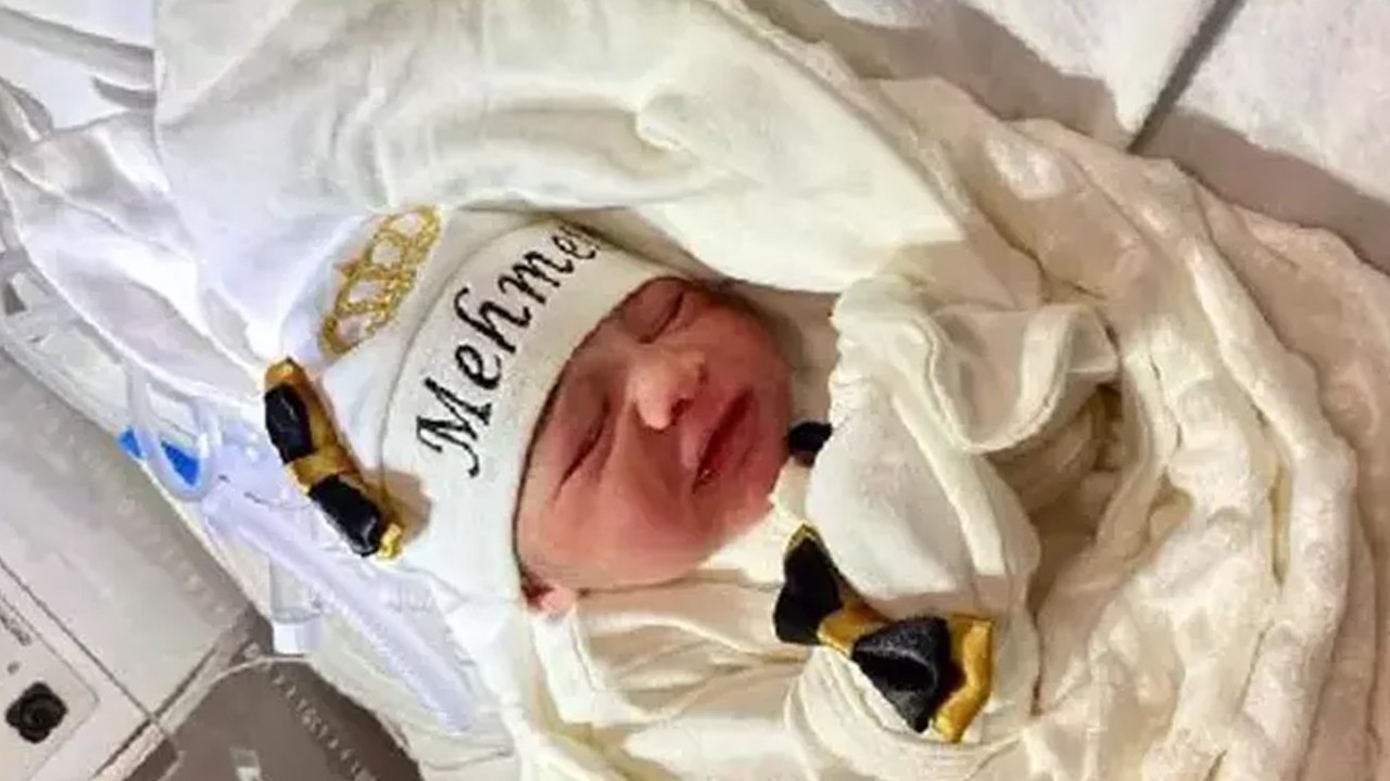 Defne Devlet Hastanesi’nde ilk doğum gerçekleşti; Bakan Koca sosyal medyadan duyurdu