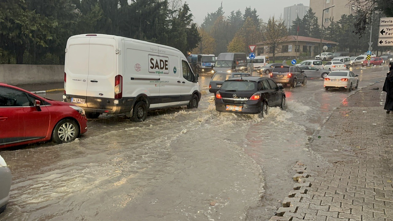 Her yağmur sonrası aynı manzara! İstanbul’da trafik kilitlendi