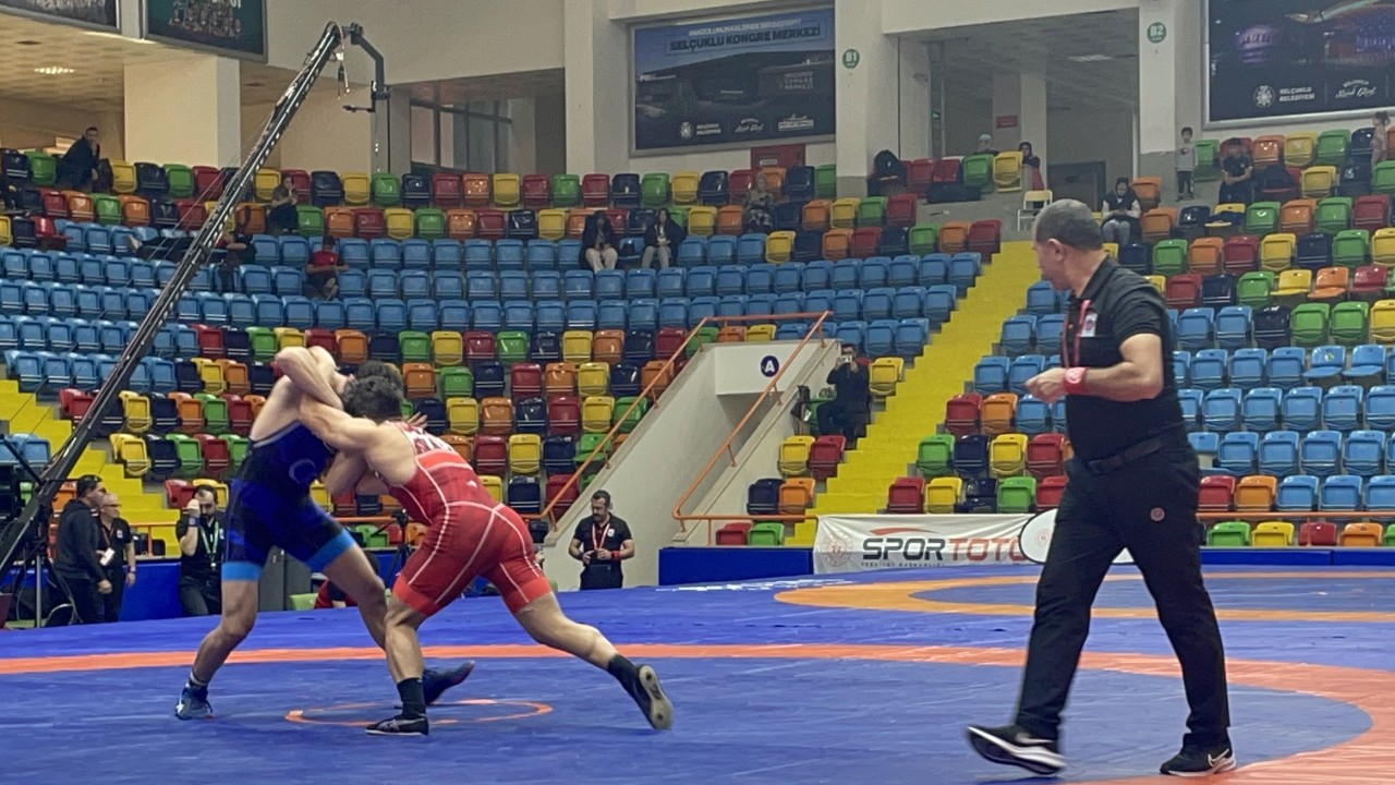 30 il 400 sporcu!  Serbest Güreş Türkiye Şampiyonası, Konya’da sürüyor