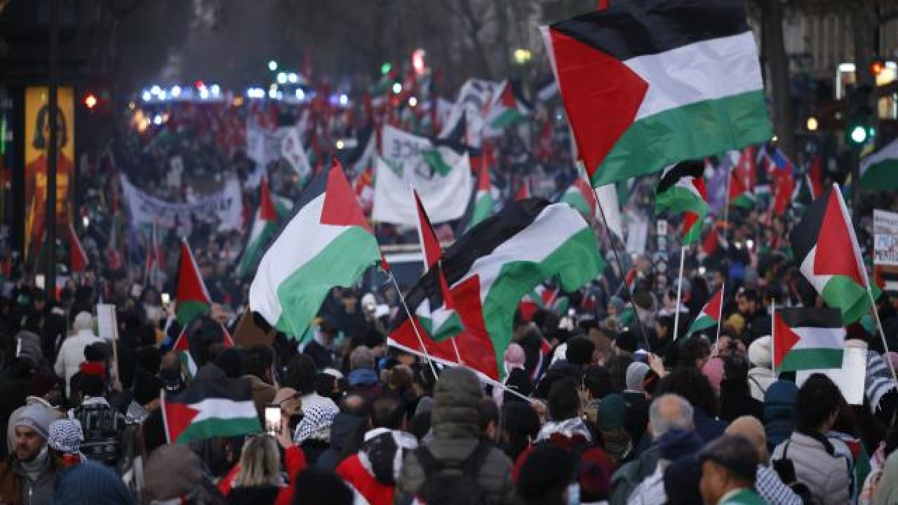 Paris’te binlerce kişi soğuk havaya rağmen Gazze için sokağa indi