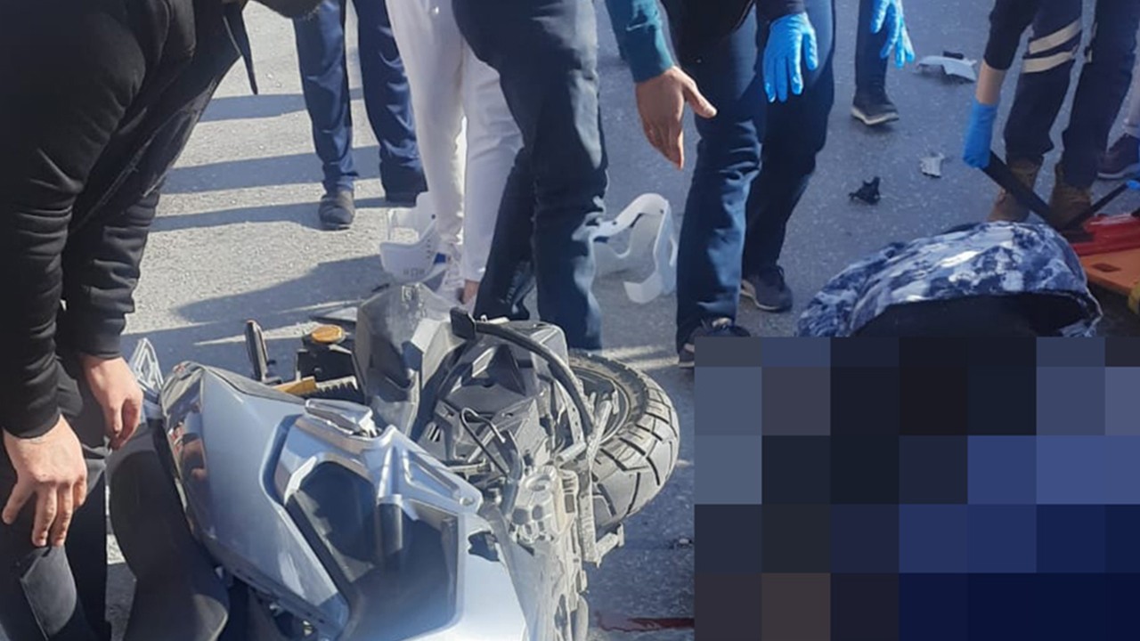 Konya'da feci kaza! Aniden yola çıkan motosiklet belediye otobüsüne çarptı
