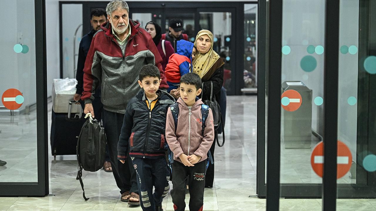 130 Türk vatandaşı ve aileleri Gazze'den Mısır'a geçiş yaptı