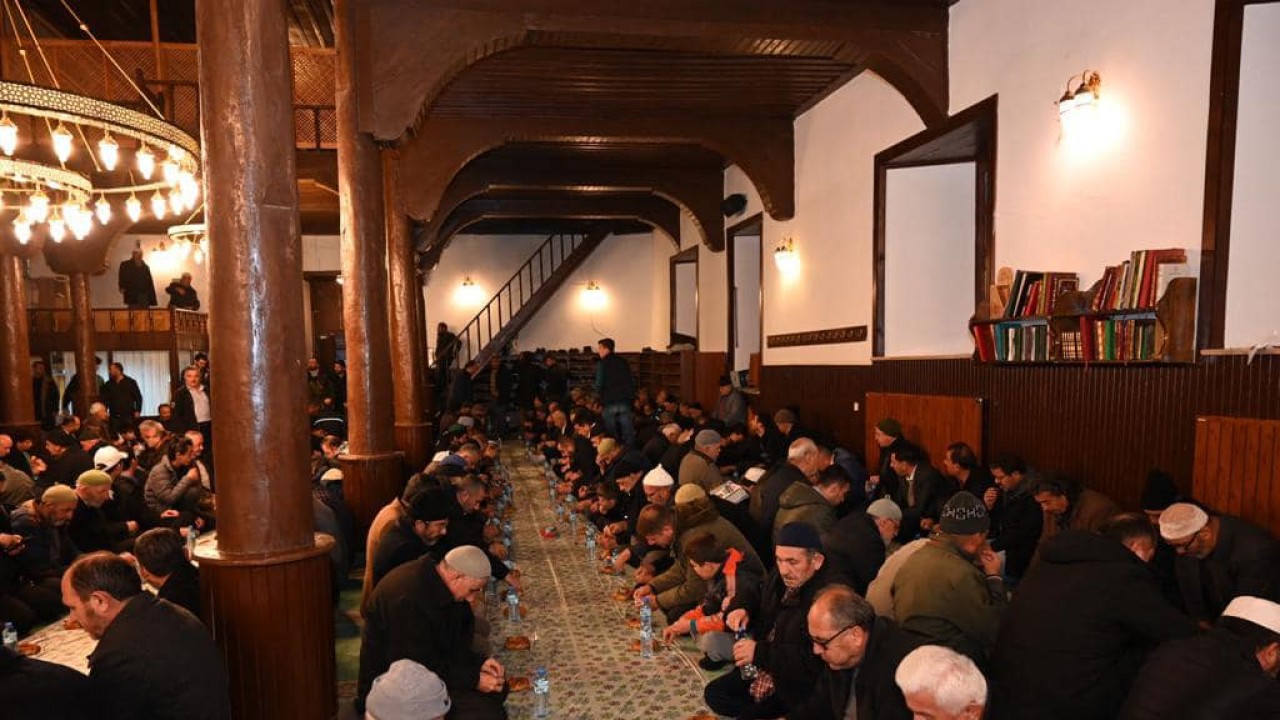 Seydişehir’de vatandaşlar Gazze halkına dua için simitle yaptıkları iftarda buluştu