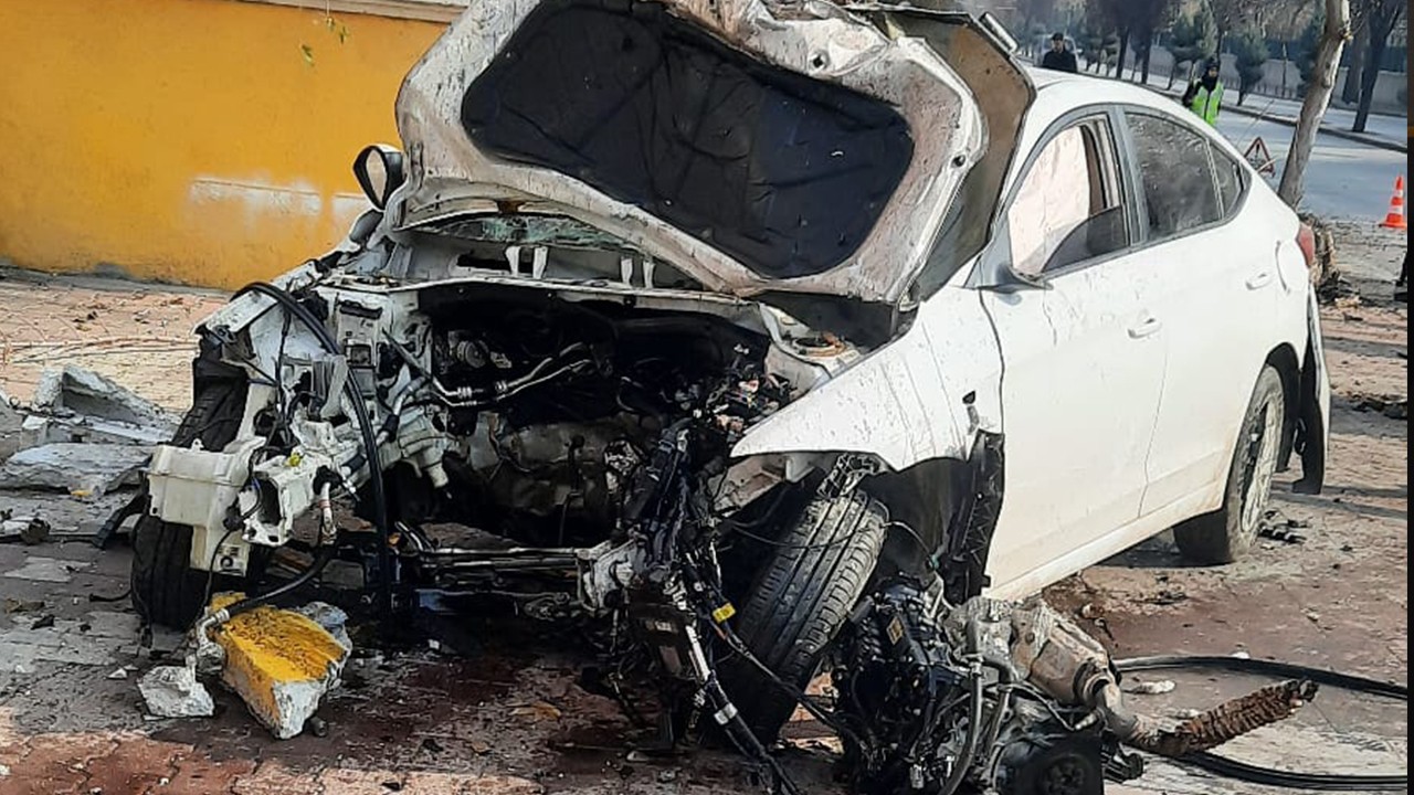 Konya'da direksiyon hakimiyetini kaybeden sürücü ağaca çarptı