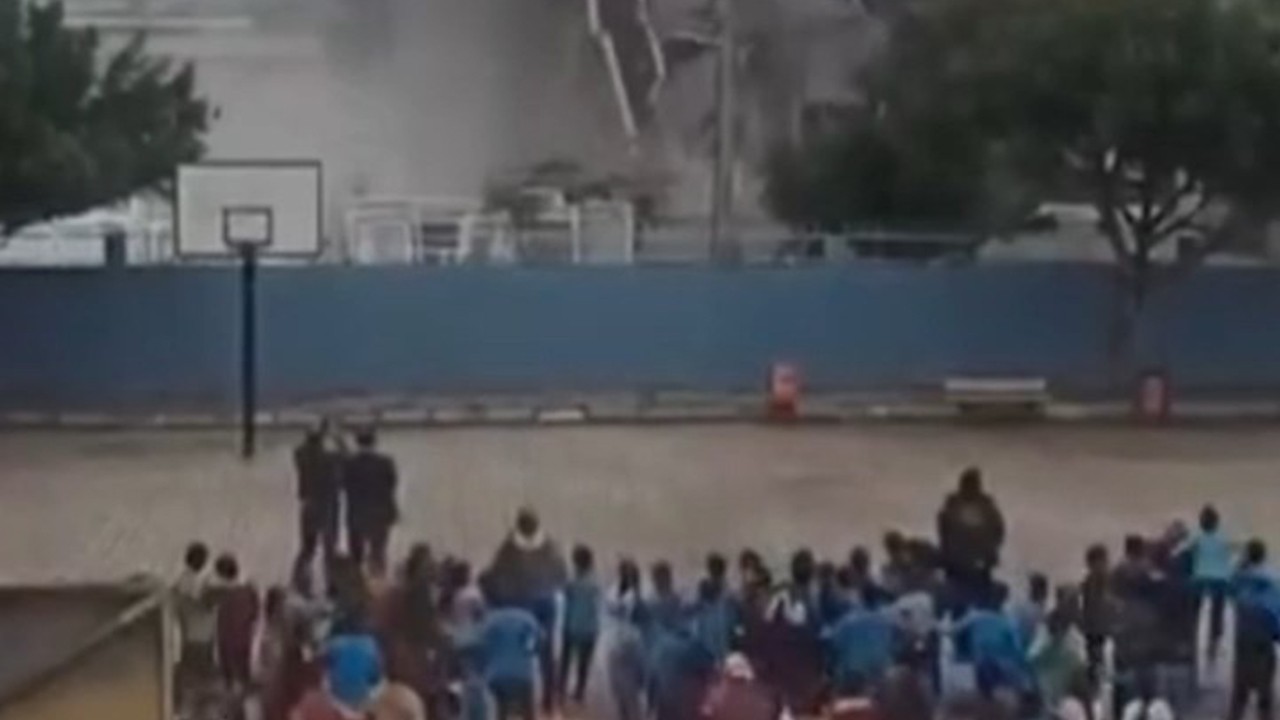 Okul yanında yıkım: Bahçedeki öğrenciler korkarak kaçtı