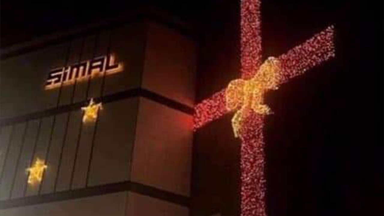 AVM'nin tepki çeken yılbaşı kurdelesine 'fiyonk ve şerit' takviyesi