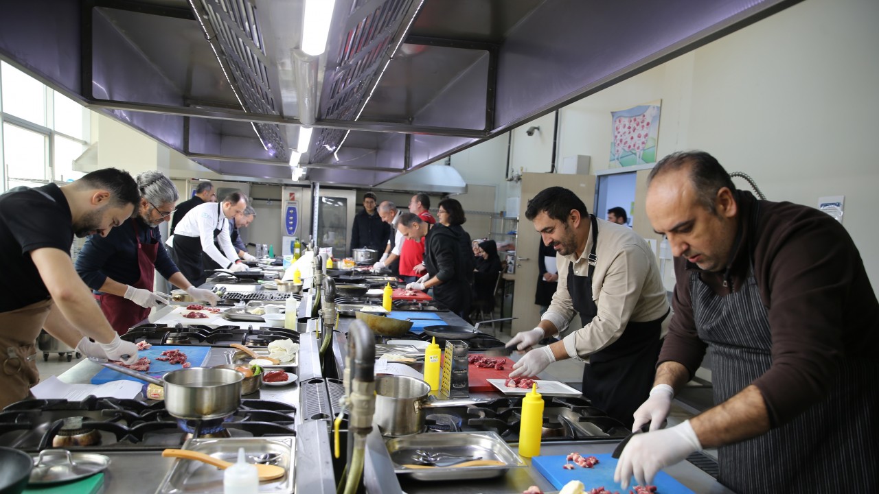 NEÜ'de akademisyenler en iyi yemeği yapmak için yarıştılar