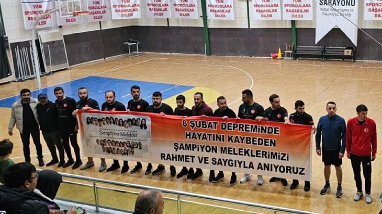 Konya’daki voleybol turnuvasında depremde hayatını kaybeden voleybolcular için anlamlı pankart