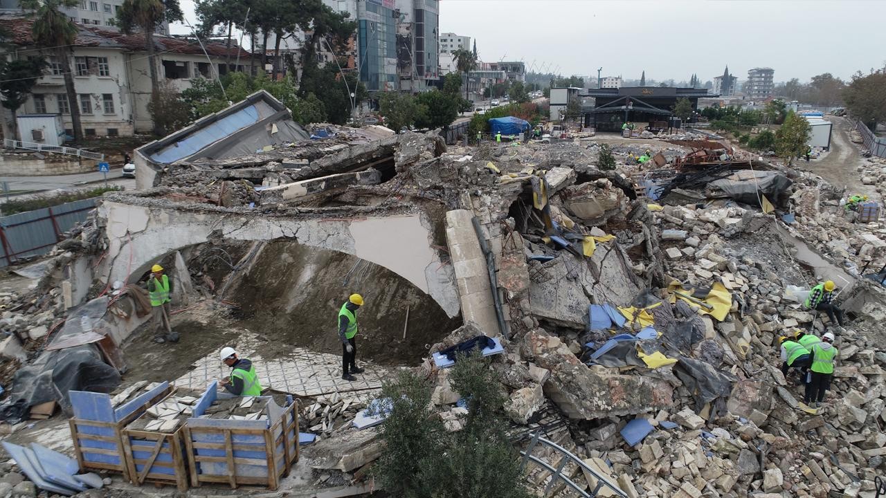 Depremde yıkılan tarihi meclis binası yeniden yapılacak