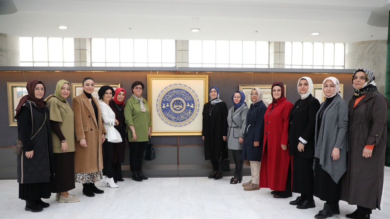 Konya Protokolünün eşleri "Mesnevi'den Gelenekli İslam Sanatları Sergisi"ni gezdi