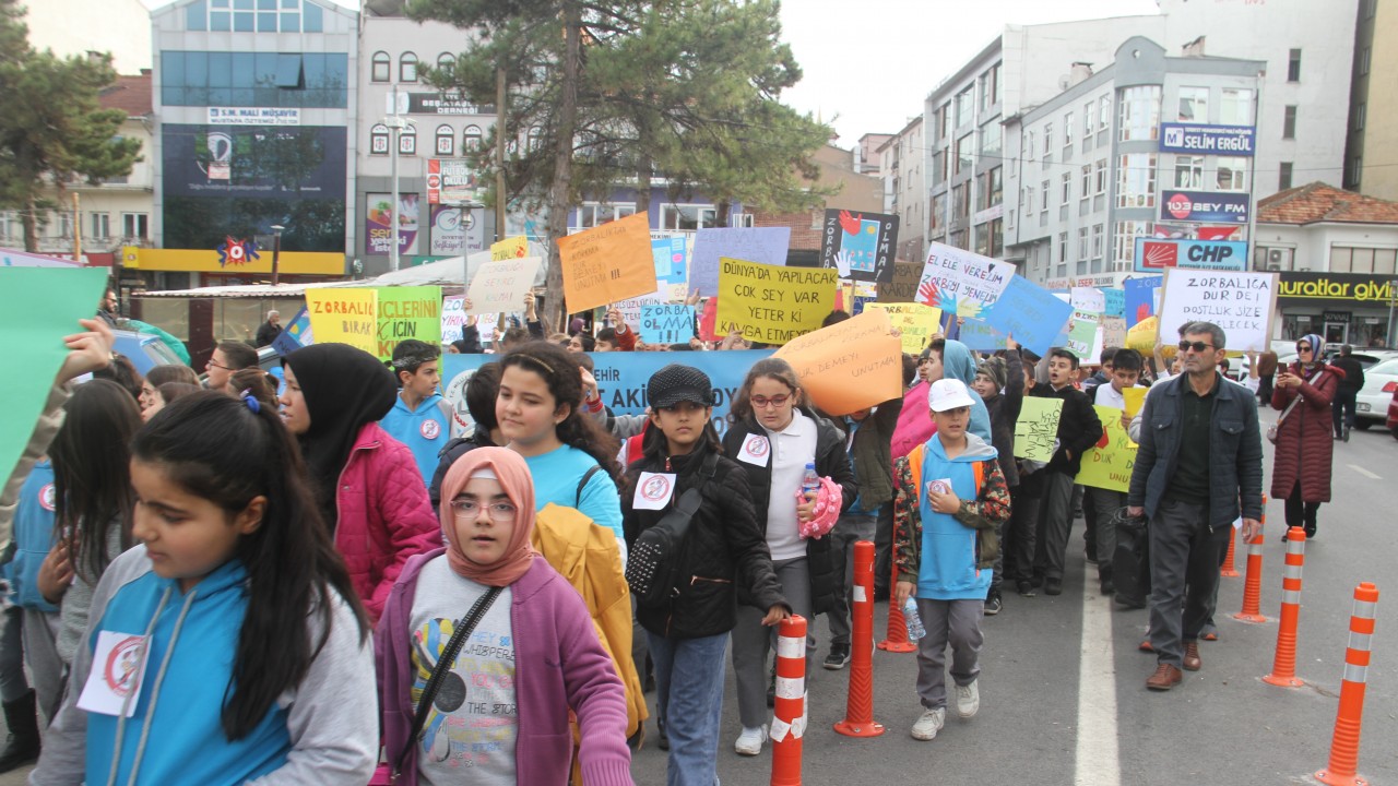 Beyşehir’de öğrenciler akran zorbalığına dikkat çekmek için yürüdü