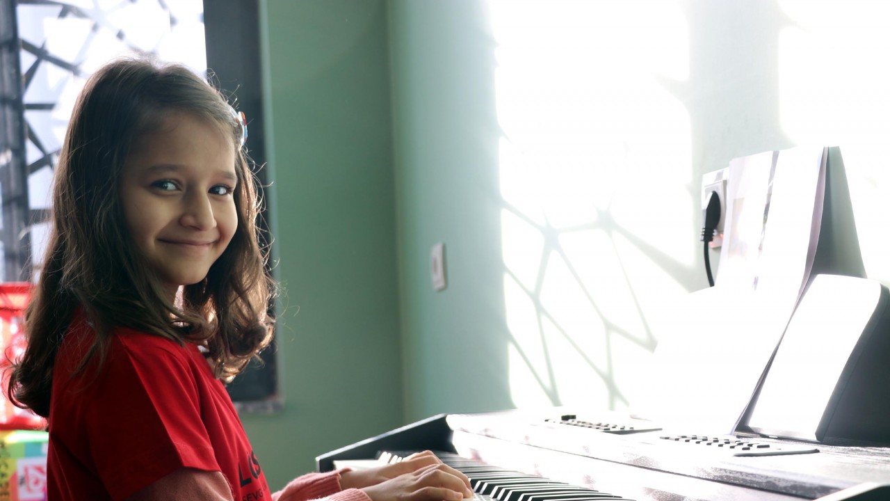 7 yaşındaki Nisa, bale ve piyanoya ilgisiyle lösemiyi yendi