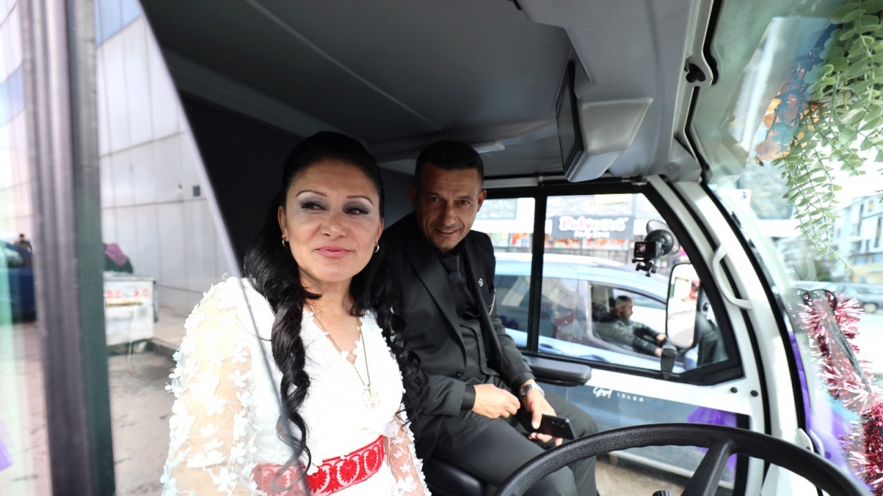 Belediye temizlik görevlisi kullandığı mini süpürge aracını gelin arabası yaptı