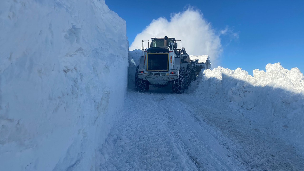 Hakkari'de ekipler üs bölgelerinin kardan kapanan yollarını açmaya çalışıyor