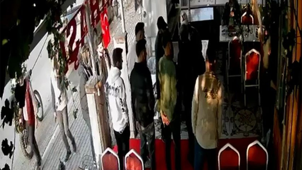 Yemek fiyatını yüksek bulan müşteri silahla restoran bastı!