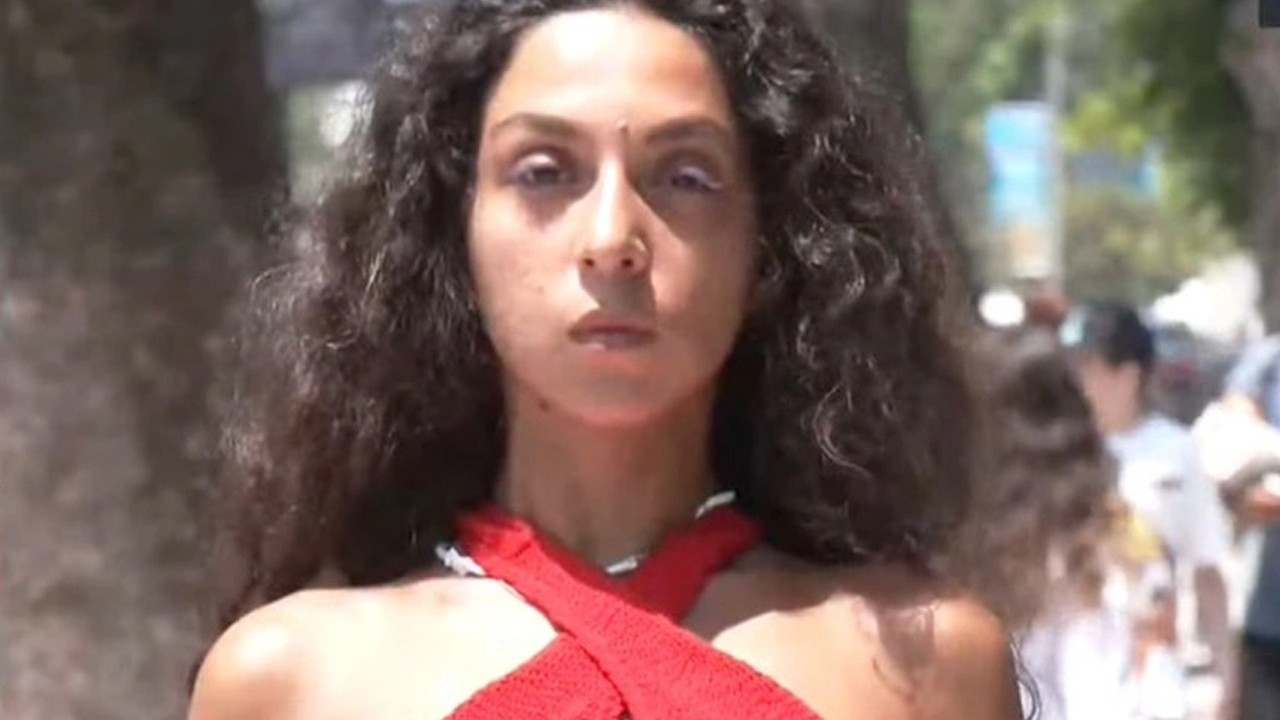 Sokakta yarı çıplak protestolarıyla dikkat çeken kadına yurtdışı çıkış yasağı