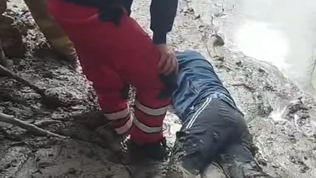 İntihar etmek için ırmağa giderken çamura saplanıp mahsur kaldı