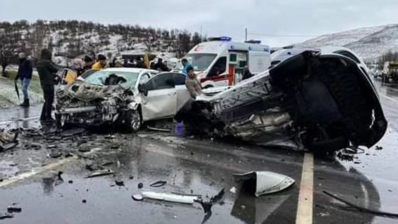 Feci kaza: İki otomobil kafa kafaya çarpıştı: 1 ölü, 4 yaralı