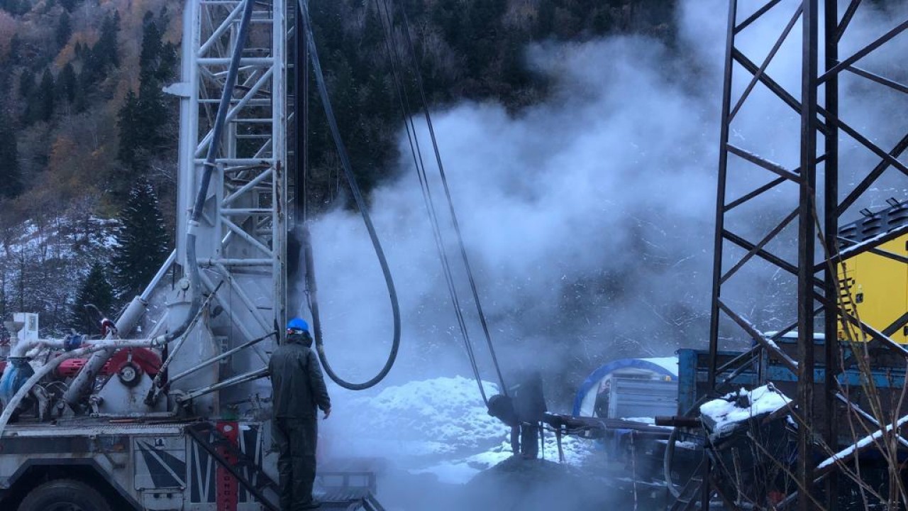 253 metre derinlikte jeotermal kaynağa ulaşıldı