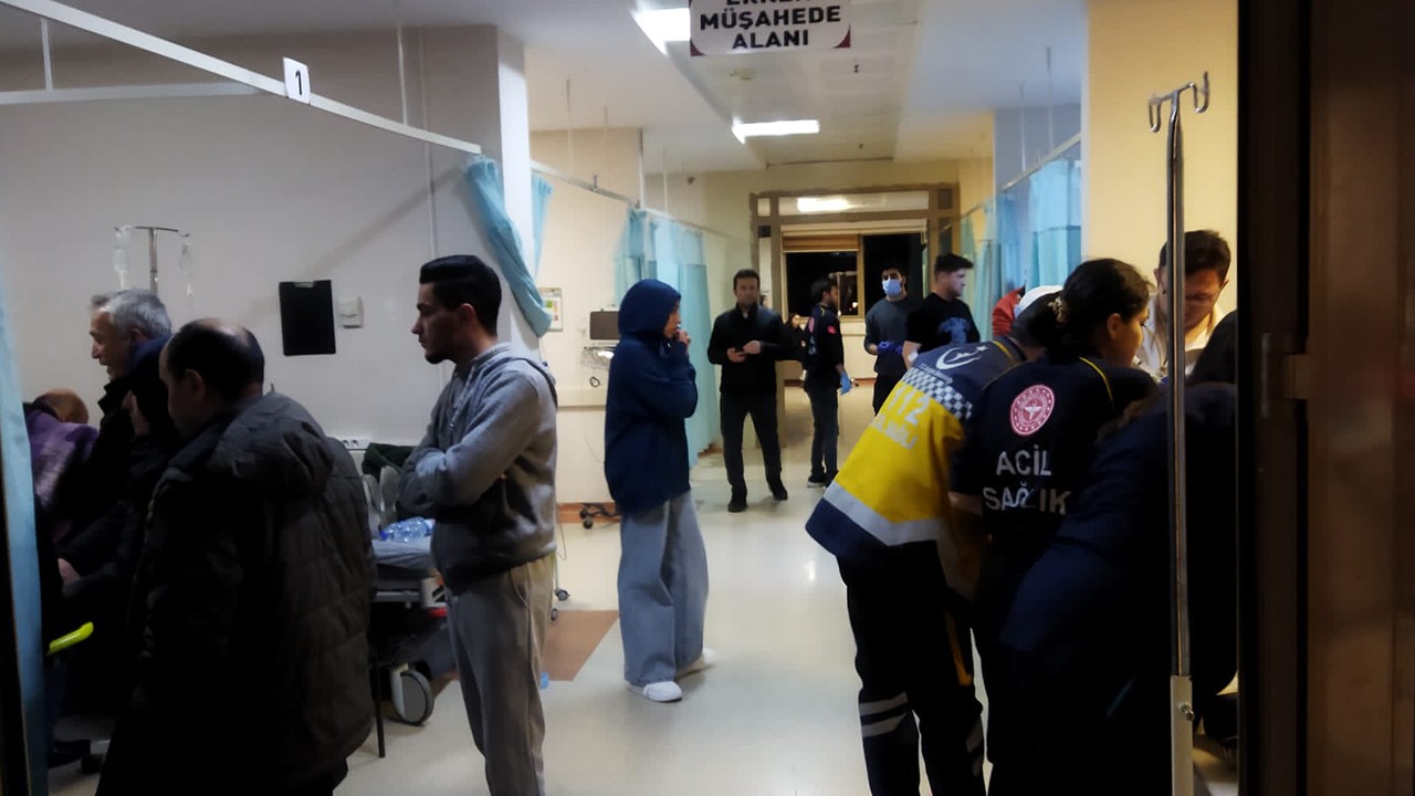 Gıda zehirlenmesi şüphesiyle 130 öğrenci hastaneye kaldırıldı