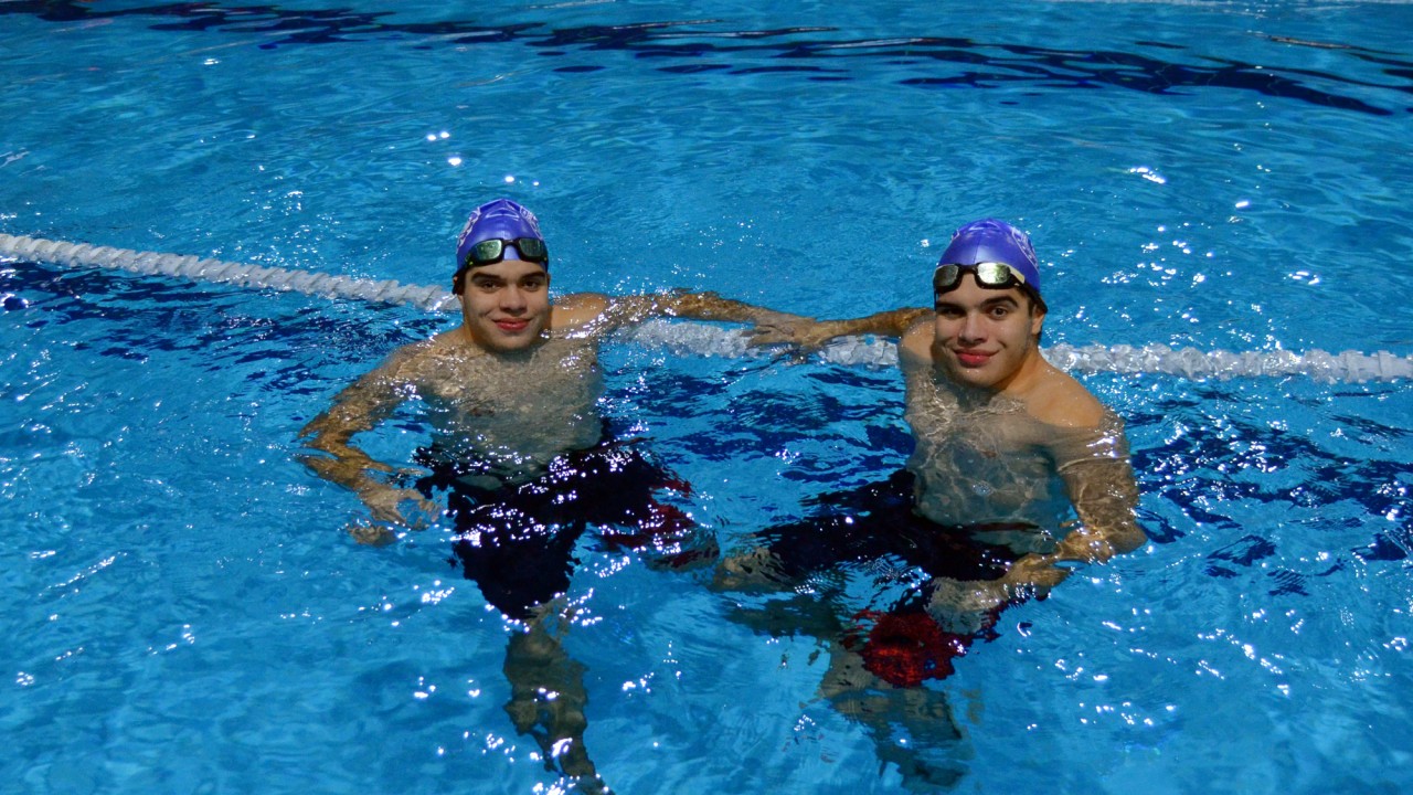 Otizmli ikizler yüzmede milli takıma seçildi
