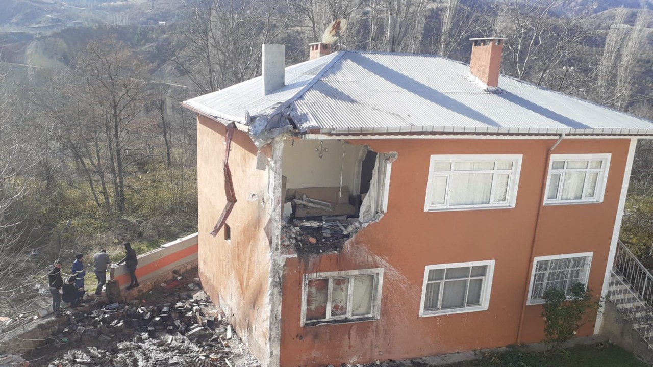 Kamyon 10 metreden evin üzerine uçtu; 2 katlı eve çarptı