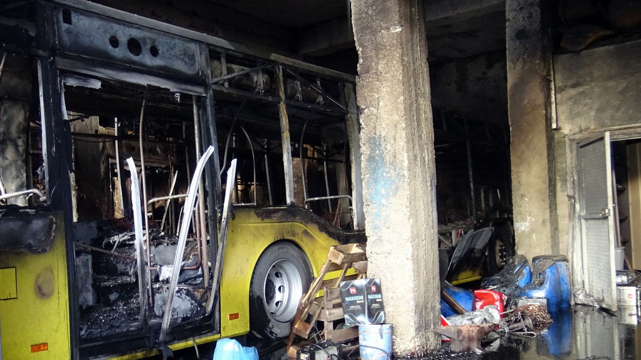 Belediyenin garajında çıkan yangında 4 araç yandı