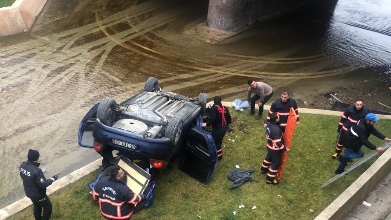5 metre yükseklikten çaya düşen otomobildeki 7 kişi yaralandı
