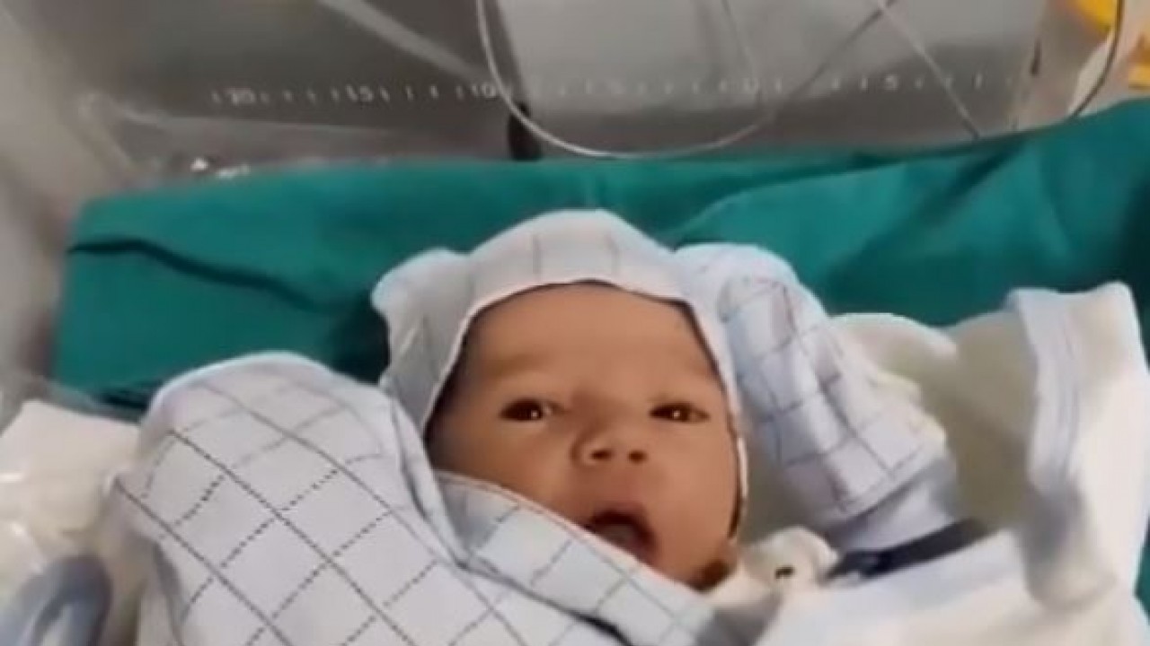 Bakan Koca: Yeni yılın ilk bebeği Hatay'da doğdu