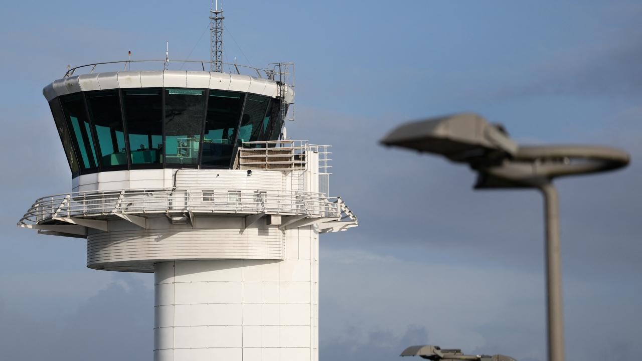 Fransa’da havalimanının kontrol kulesine yıldırım çarptı, uçuşlar iptal edildi
