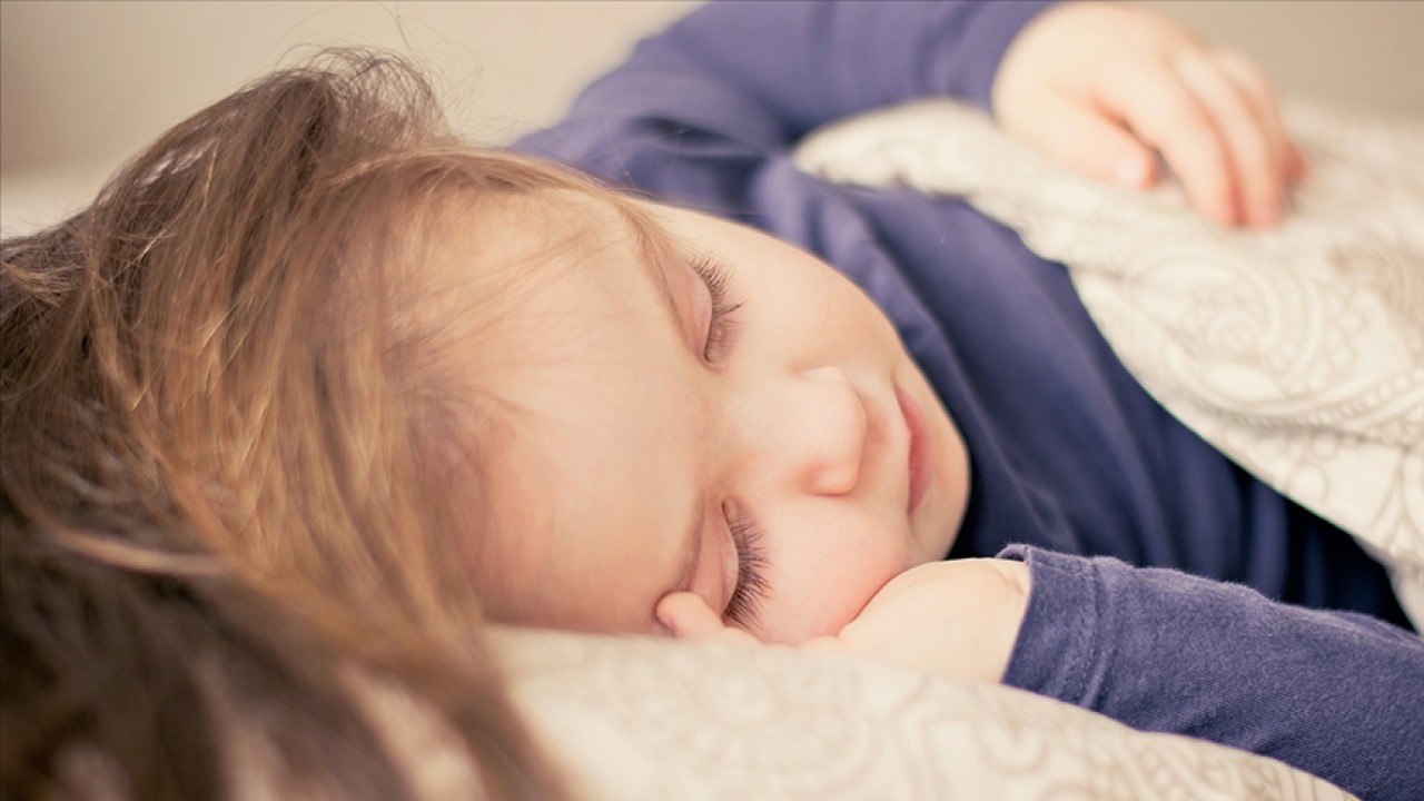 Sağlıklı uyku düzeni çocukların öğrenme becerisini hızlandırıyor