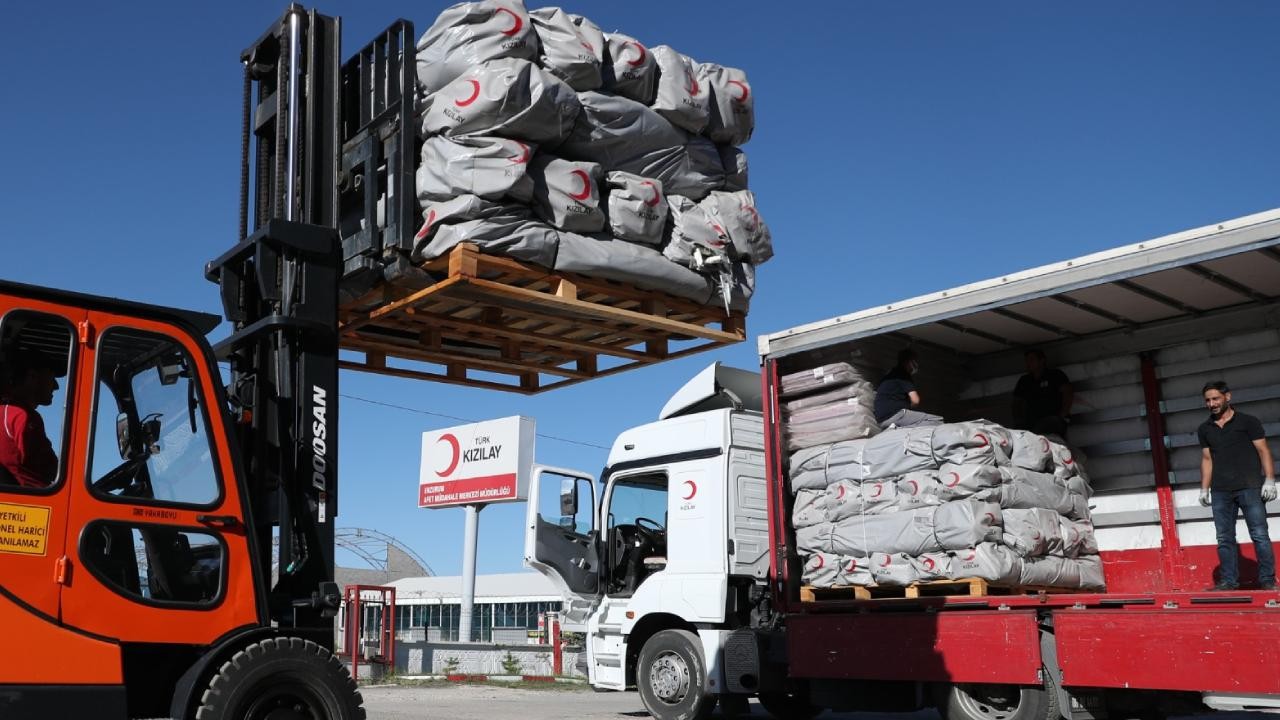 Türk Kızılay’ın gönderdiği yardım malzemeleri tırlarla Gazze’ye ulaştırılıyor
