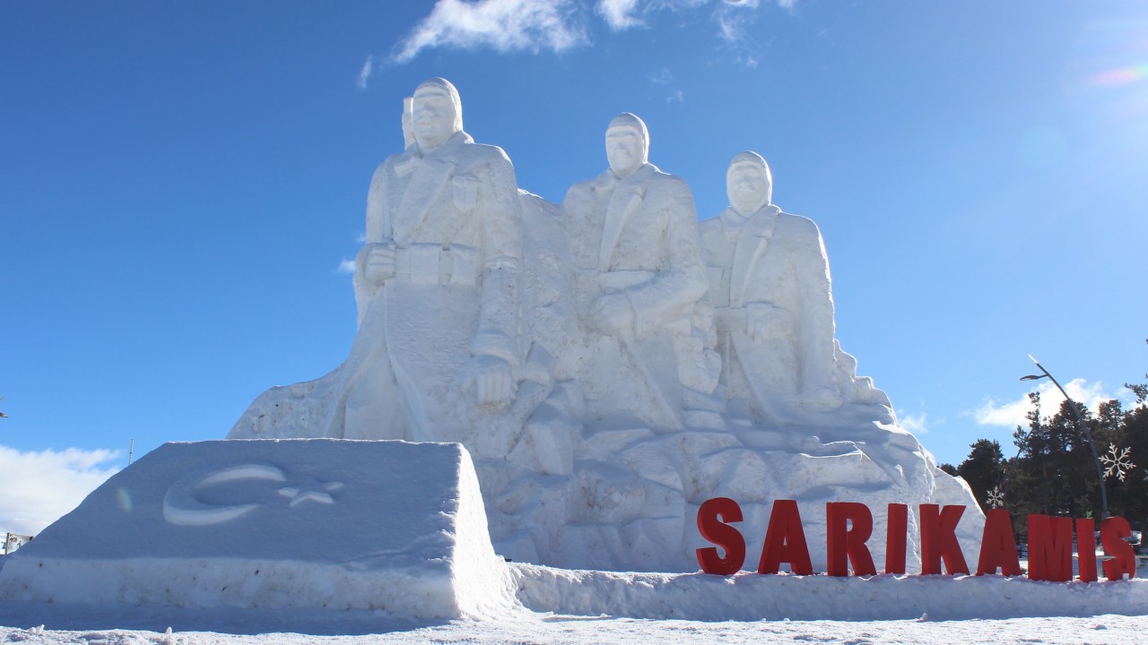 “Sarıkamış şehitleri“ anısına yapılan kardan heykeller, ziyaretçilerine duygusal anlar yaşatıyor