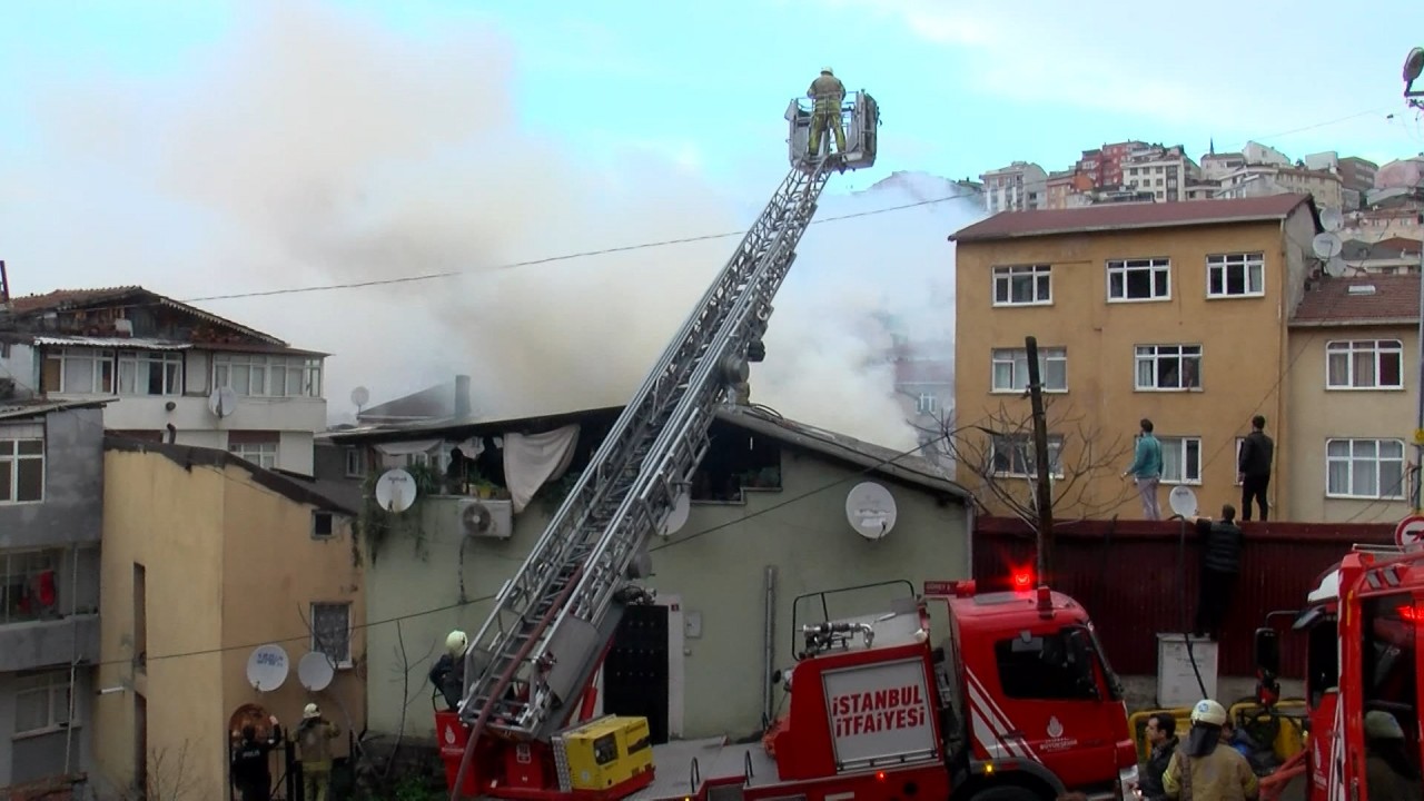 İki katlı binanın çatısı alev alev yandı