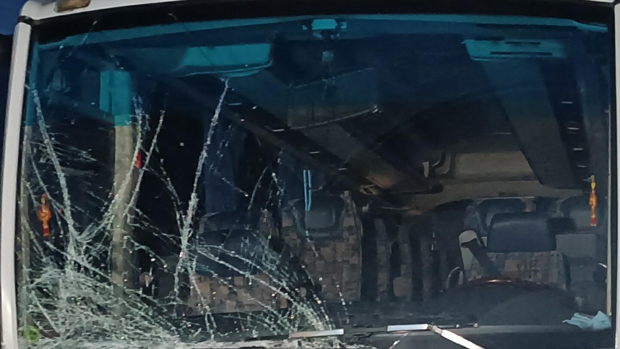 Otomobille midibüs çarpıştı: 1 ölü, 4 yaralı
