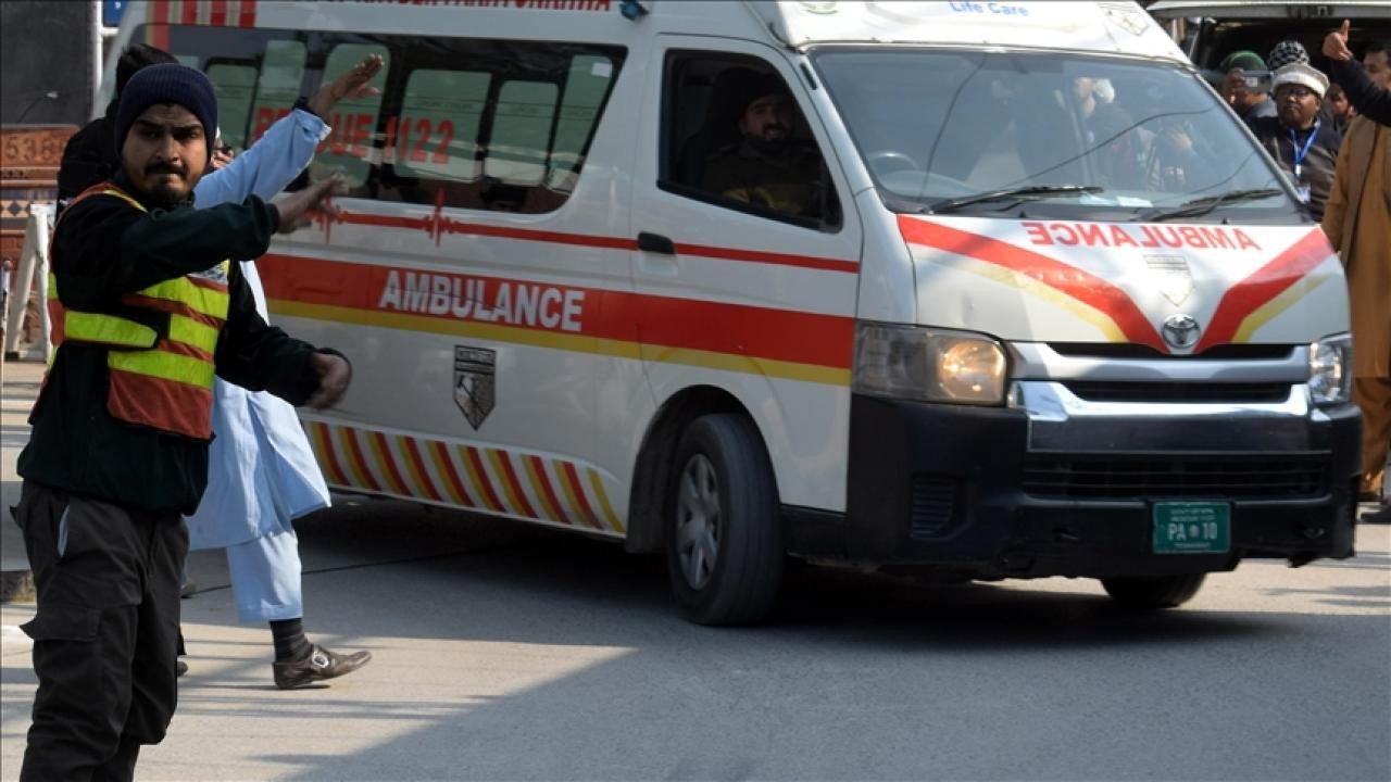 Pakistan’da bombalı saldırı: 6 polis öldü