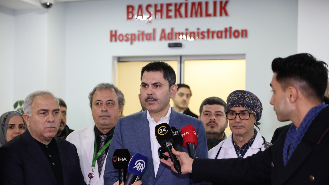 Murat Kurum, bıçaklanan Fatih Camisi imamı Usta'yı hastanede ziyaret etti