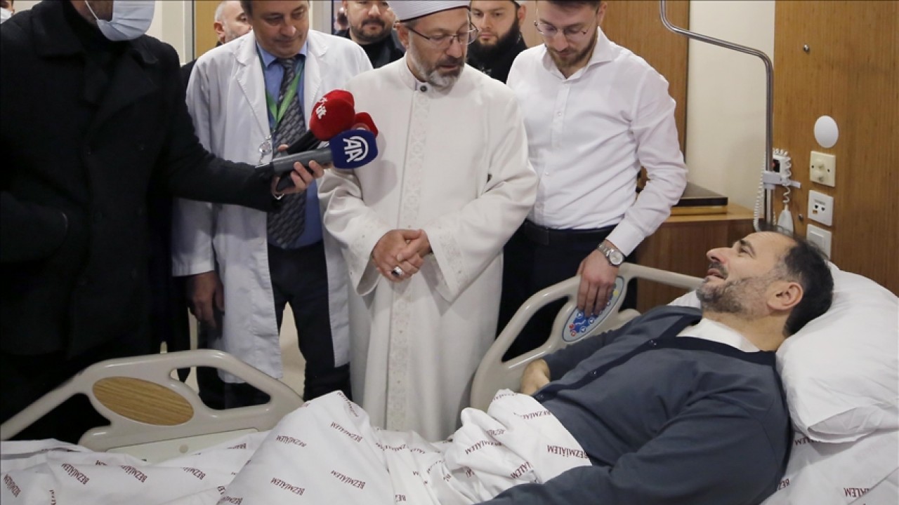 Diyanet İşleri Başkanı Erbaş, bıçaklı saldırıda yaralanan Fatih Camisi imamı Galip Usta’yı ziyaret etti