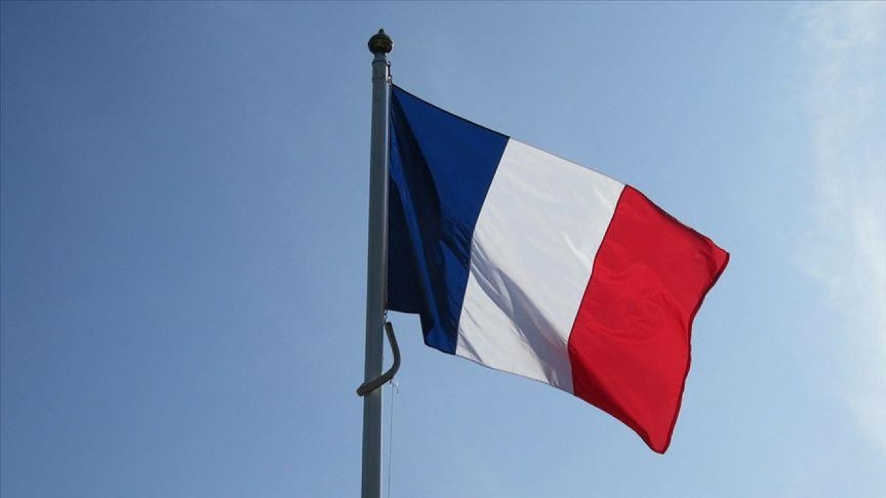 Fransa’da başörtülü kadınların markete girmesini yasaklayan müdüre 3 ay tecilli hapis