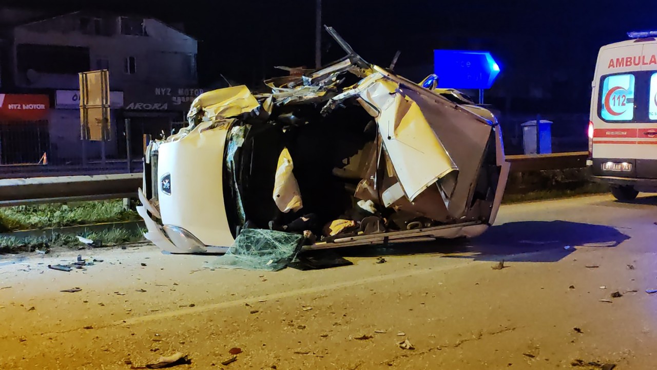 TIR’a çarpan hafif ticari araç takla attı: 1 ölü, 1 yaralı