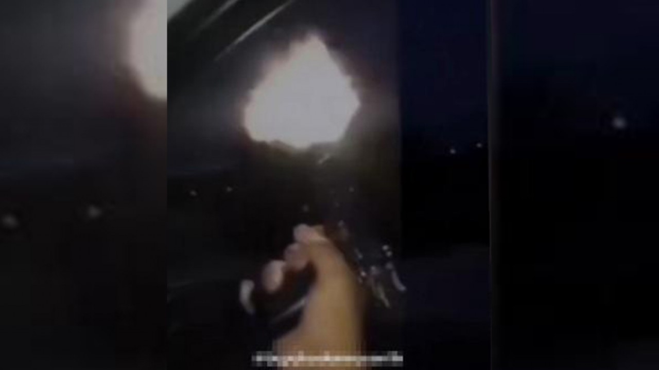 Otomobilden havaya ateş edip sosyal medyada paylaştılar: Gözaltına alındılar!