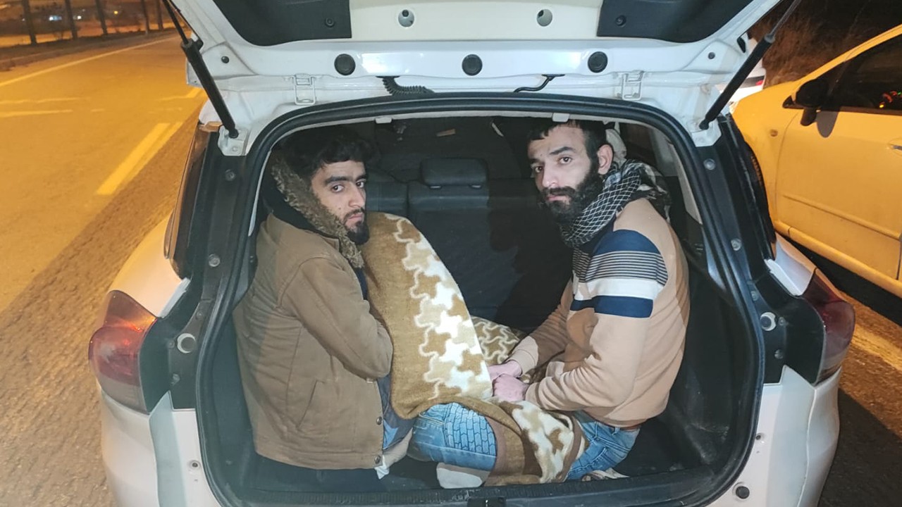Durdurulan otomobilde 1’i çocuk 6 düzensiz göçmen yakaladı