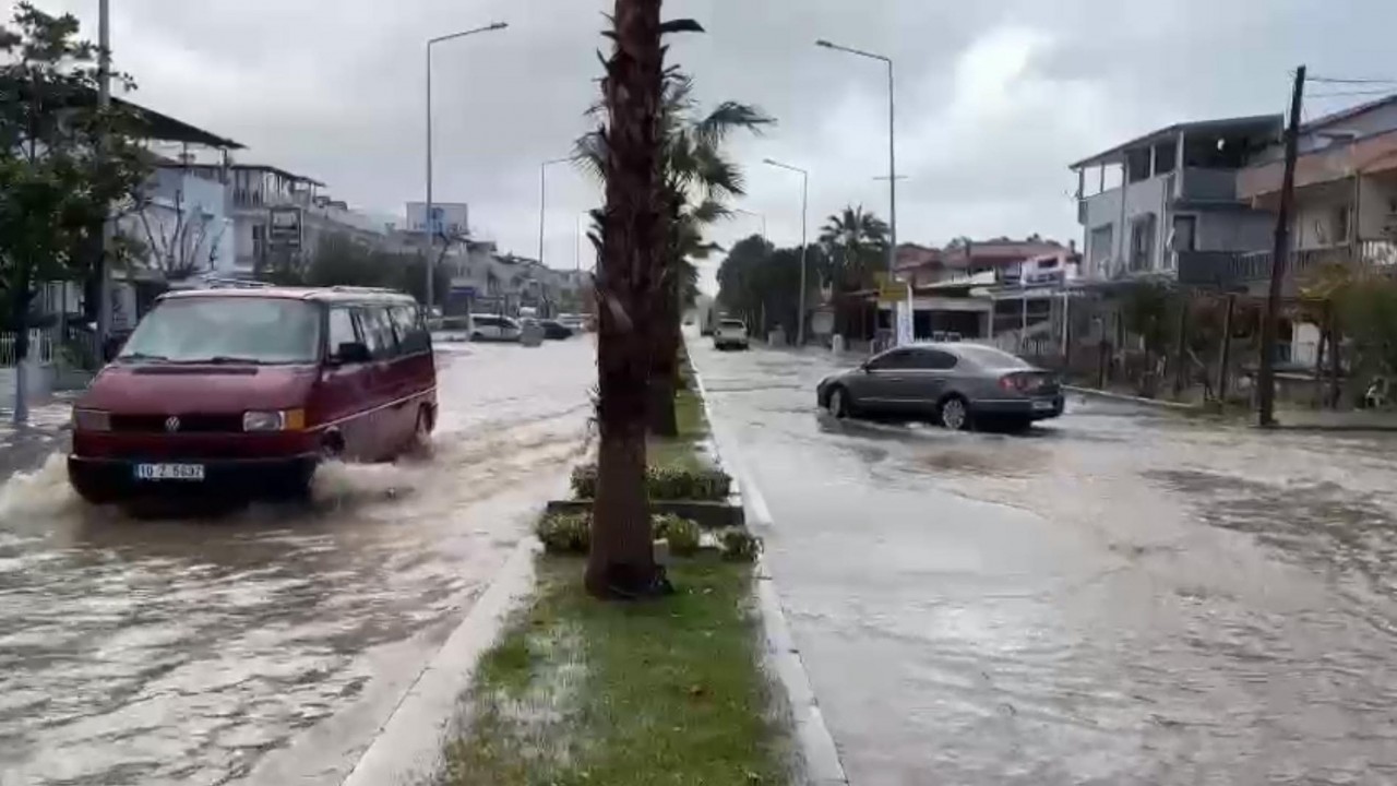 İzmir’de sağanak! Ev ve iş yerlerini su bastı, okullar tatil edildi
