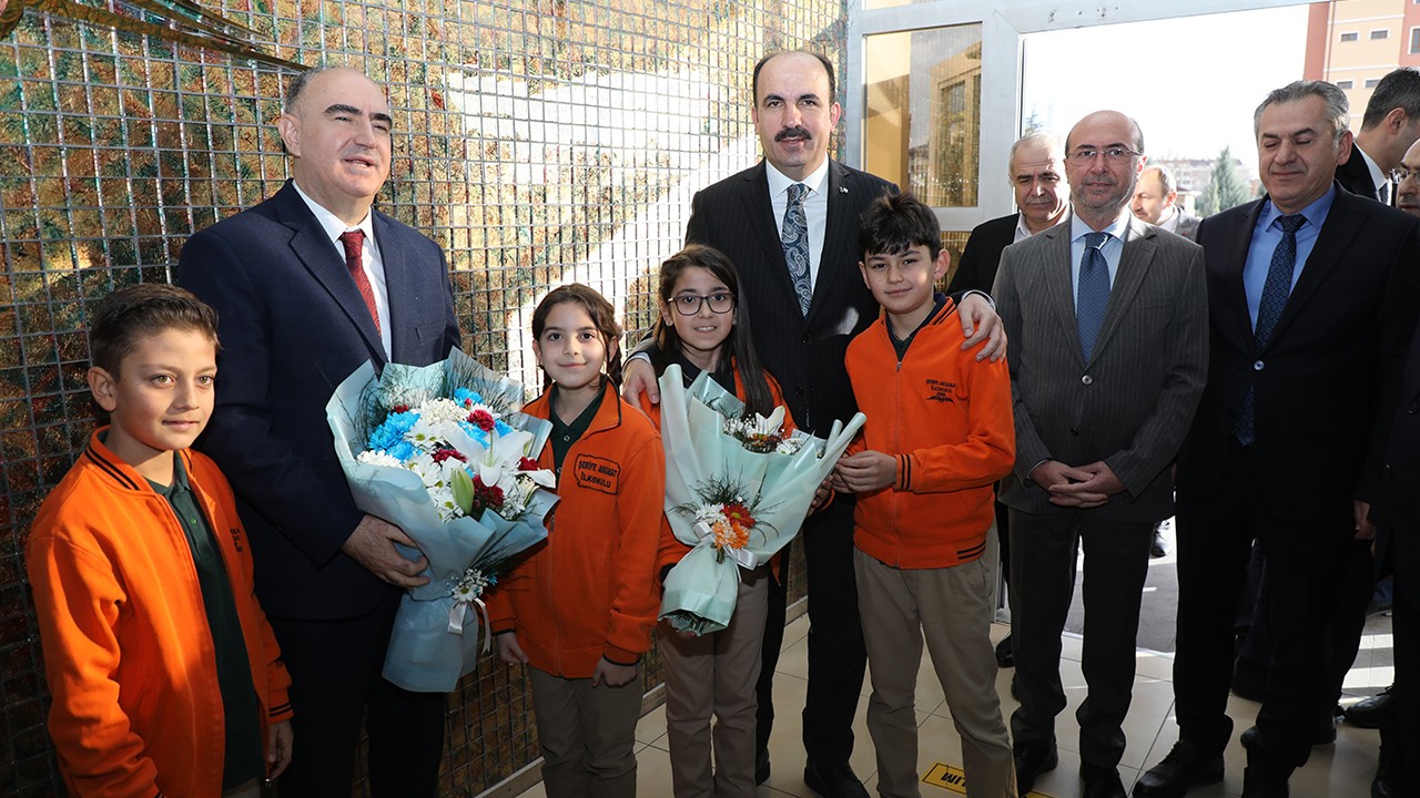 Başkan Altay karne alan tüm öğrencileri tebrik etti